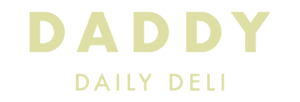 הלוגו הטקסטואלי כולל את המילה "DADDY" באותיות גדולות ואת המילה "DAILY DELI" באותיות קטנות יותר מתחתיה, שתיהן בצבע צהוב בהיר.