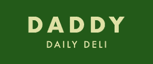 רקע ירוק עם טקסט בהיר גדול "DADDY" מעל טקסט קטן יותר "DAILY DELI".